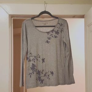 Long sleeve shirt with flower detail